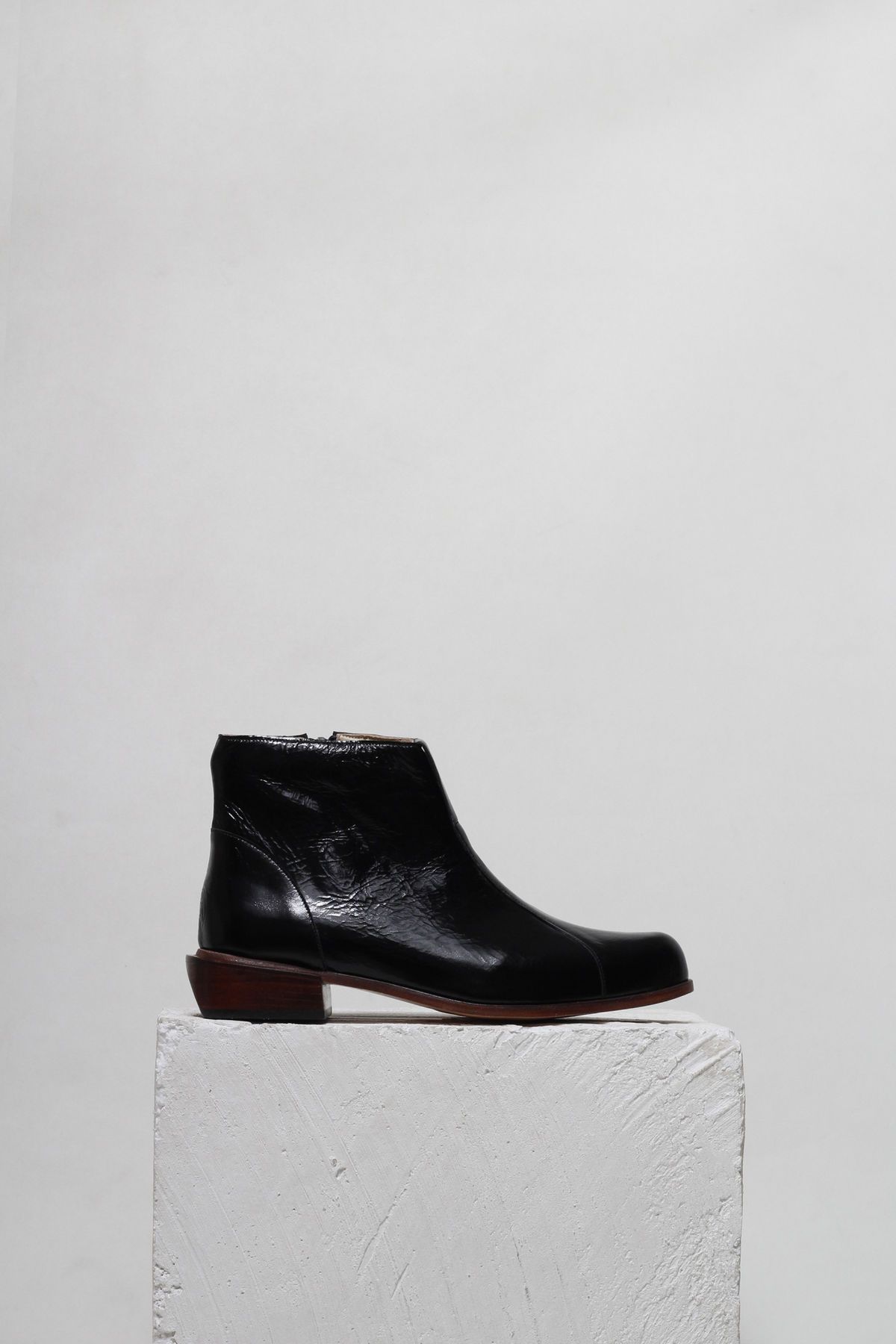 BOTA BIANCA VERNIZ PRETO