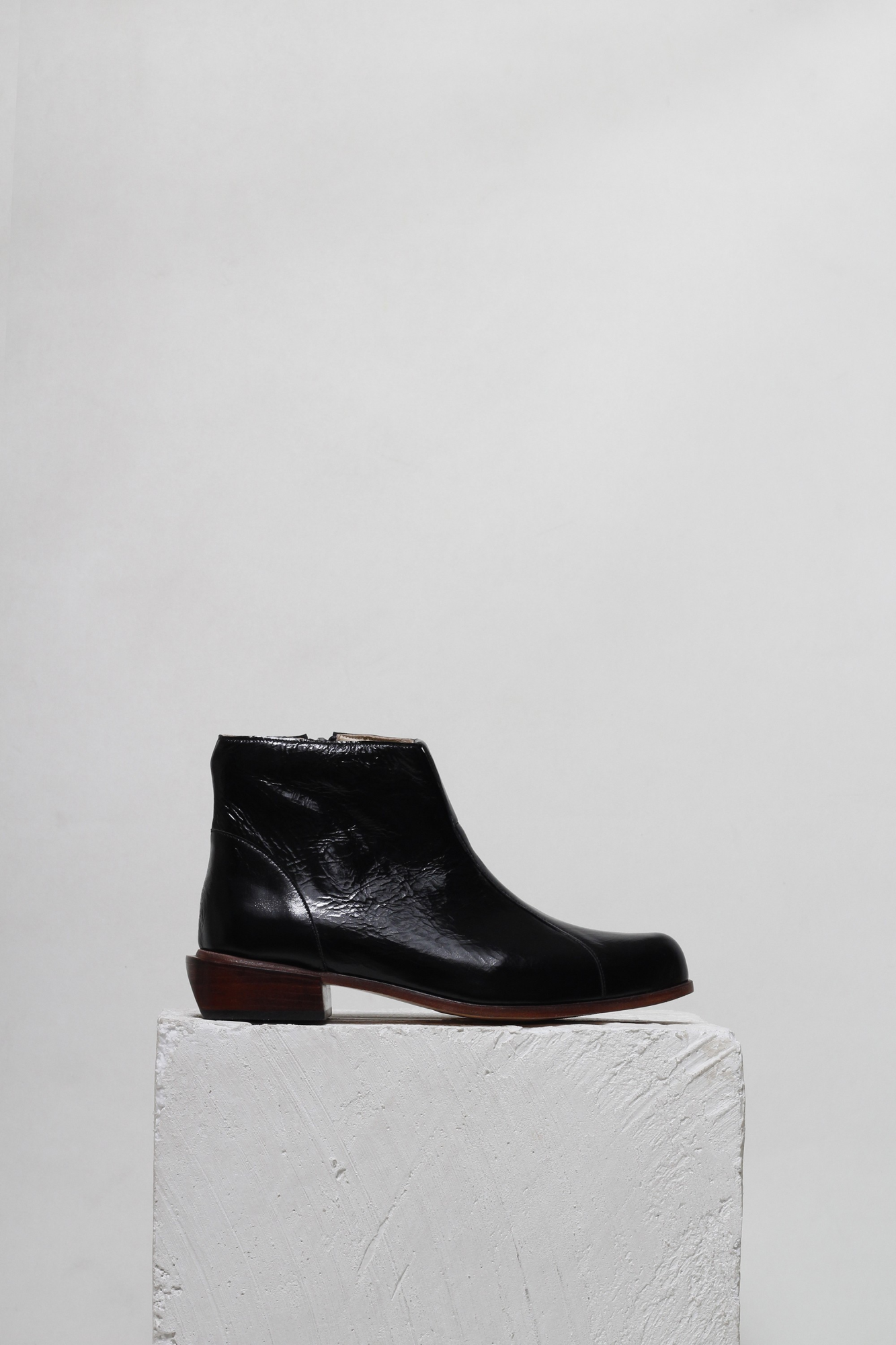 BOTA BIANCA VERNIZ PRETO