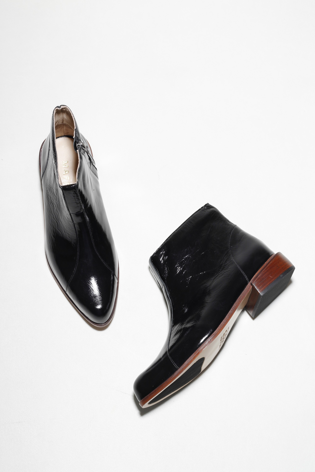 BOTA BIANCA VERNIZ PRETO