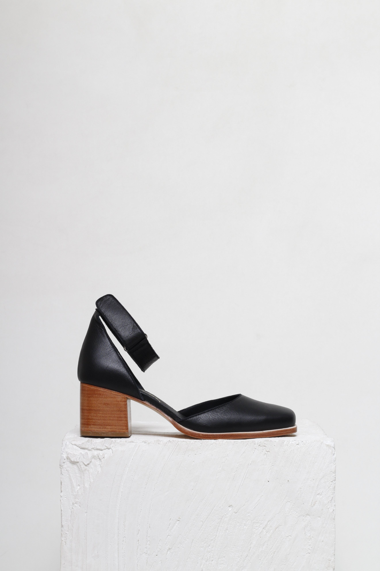 SAPATO SALTO LOUISE PRETO