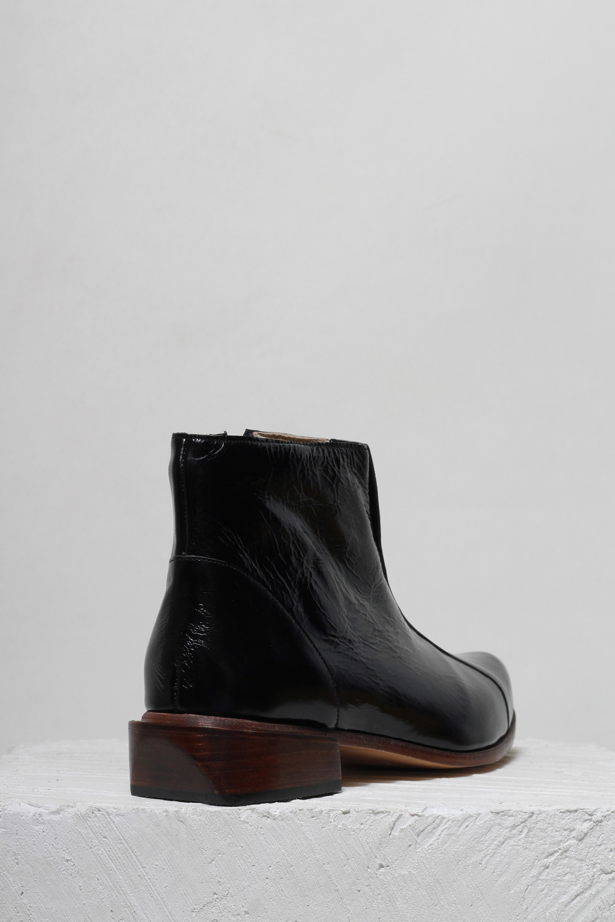 BOTA BIANCA VERNIZ PRETO