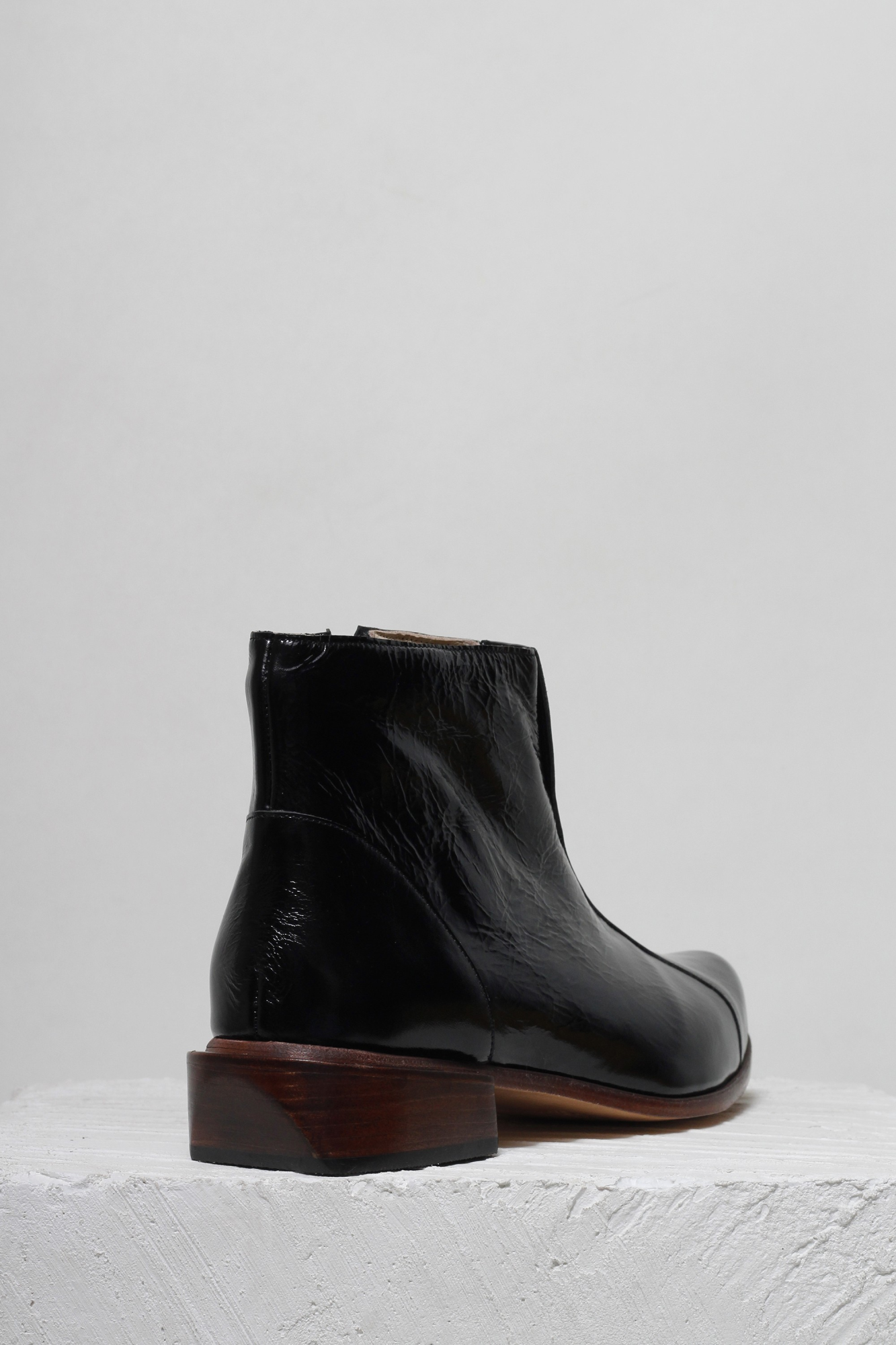 BOTA BIANCA VERNIZ PRETO