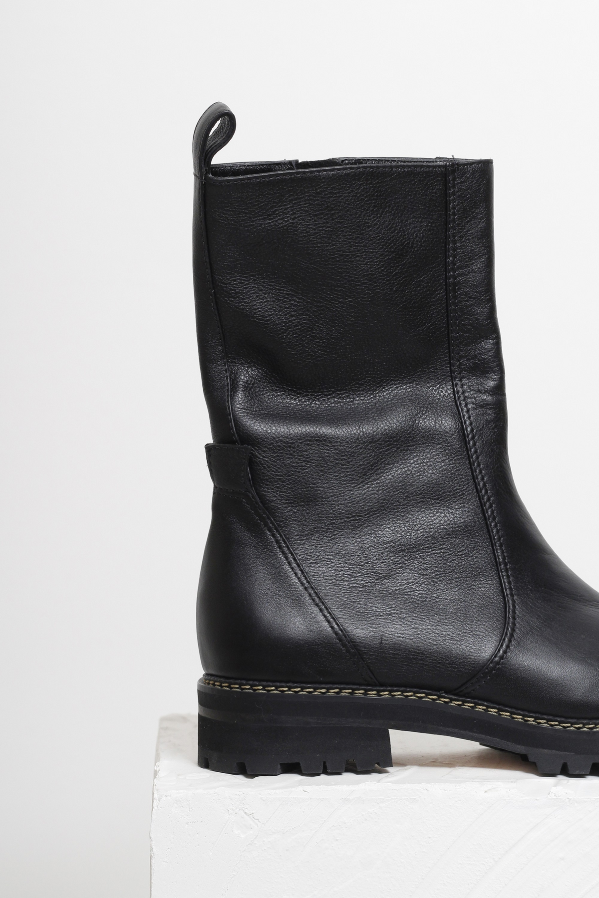 BOTA ÍSIS PRETO