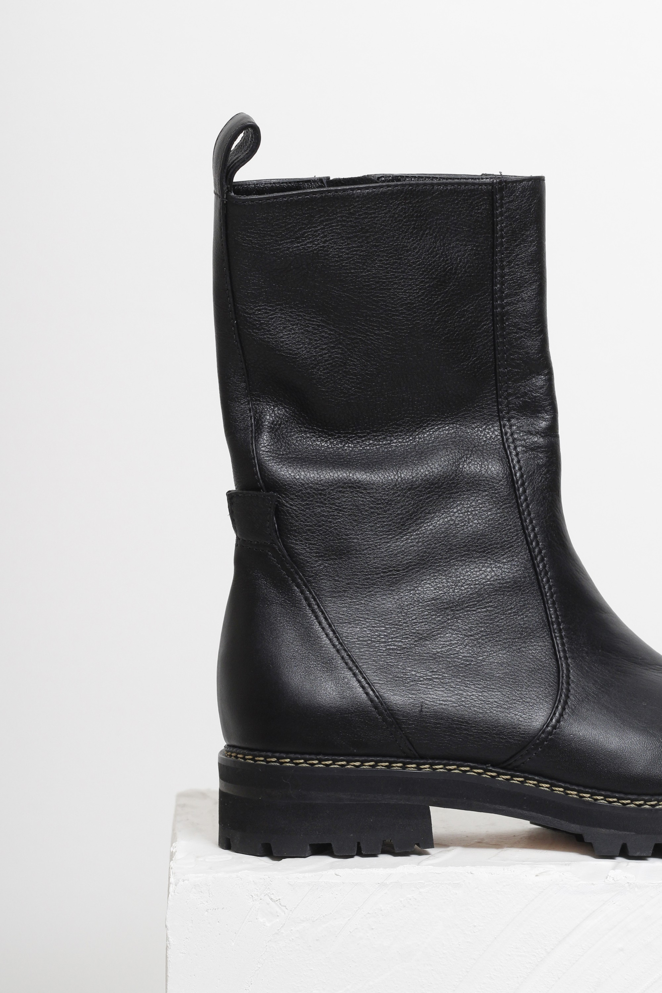 BOTA ÍSIS PRETO