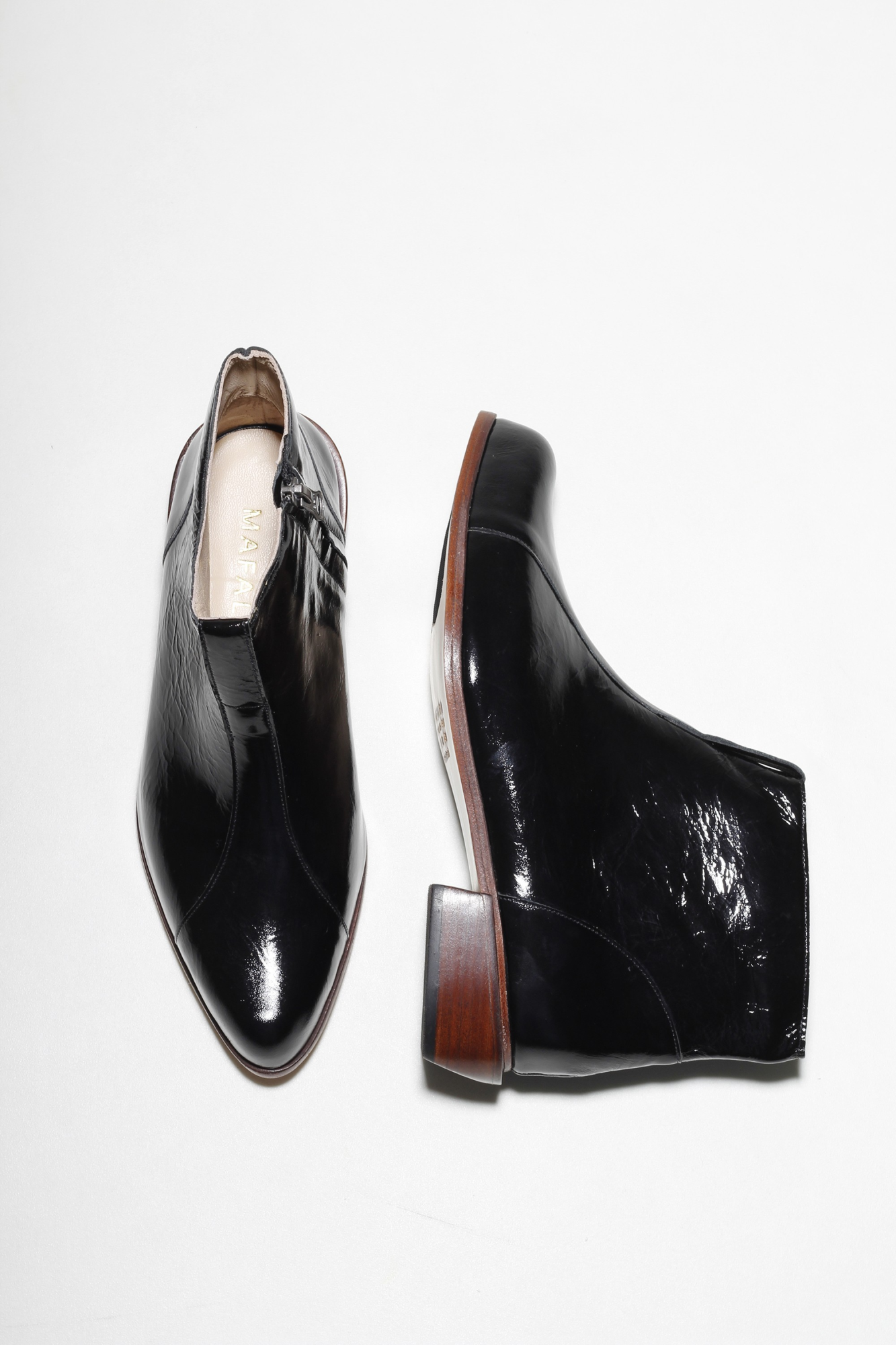 BOTA BIANCA VERNIZ PRETO