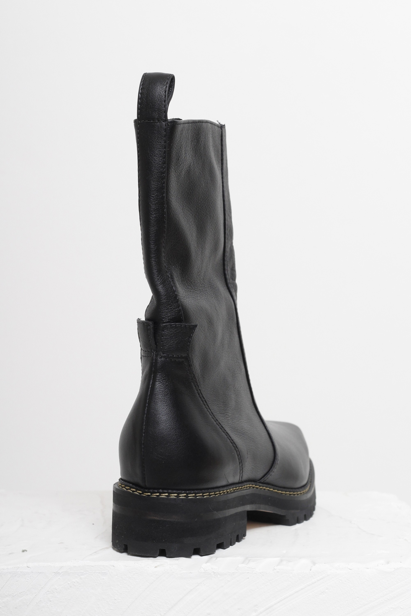 BOTA ÍSIS PRETO