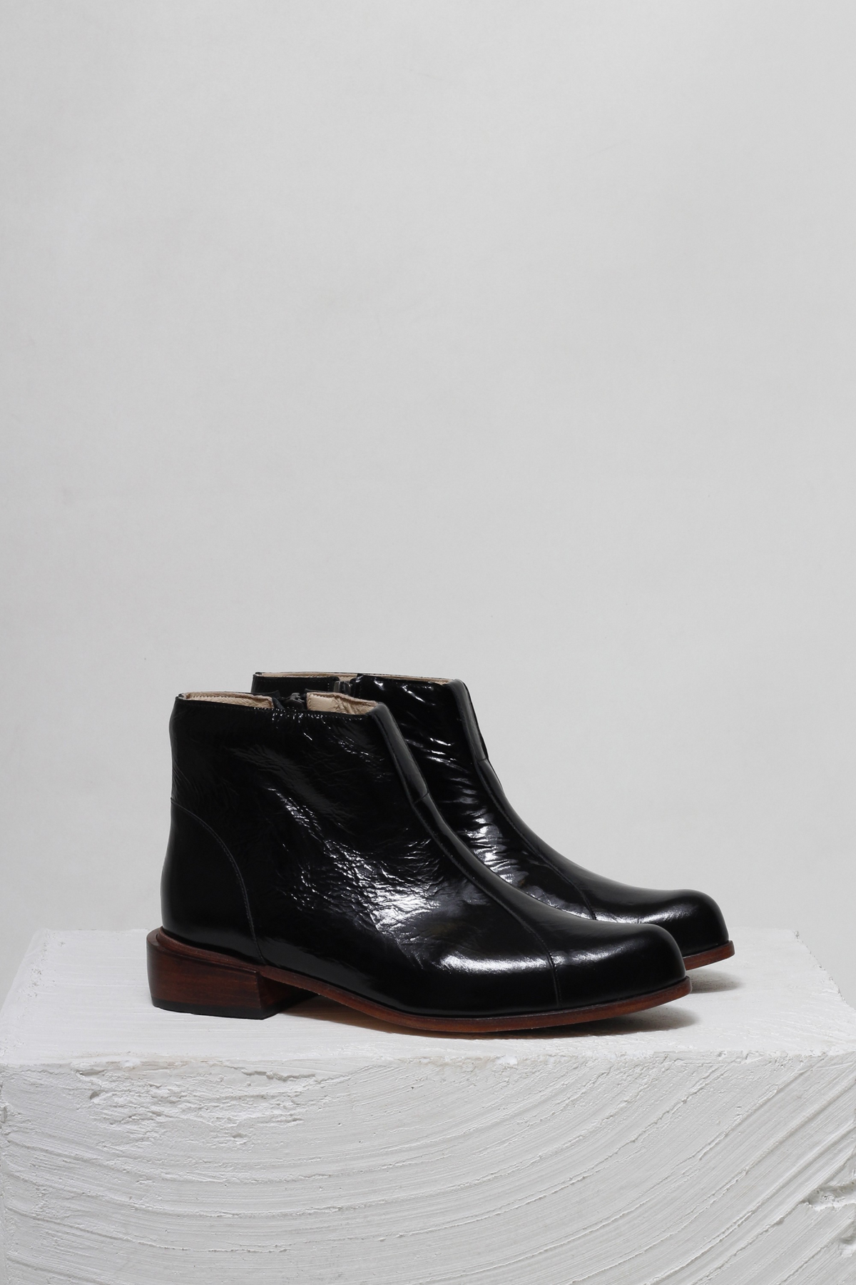 BOTA BIANCA VERNIZ PRETO
