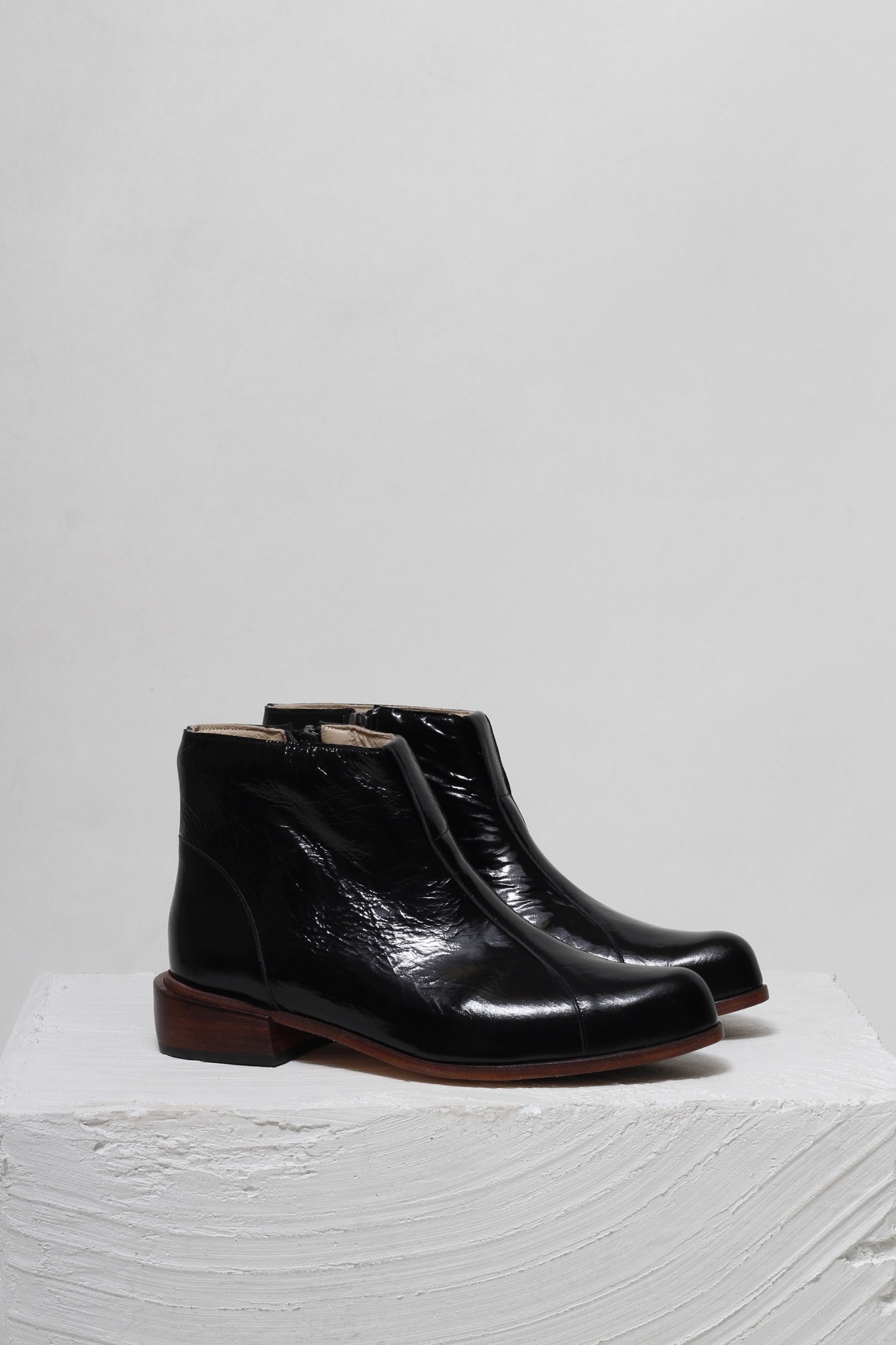 BOTA BIANCA VERNIZ PRETO