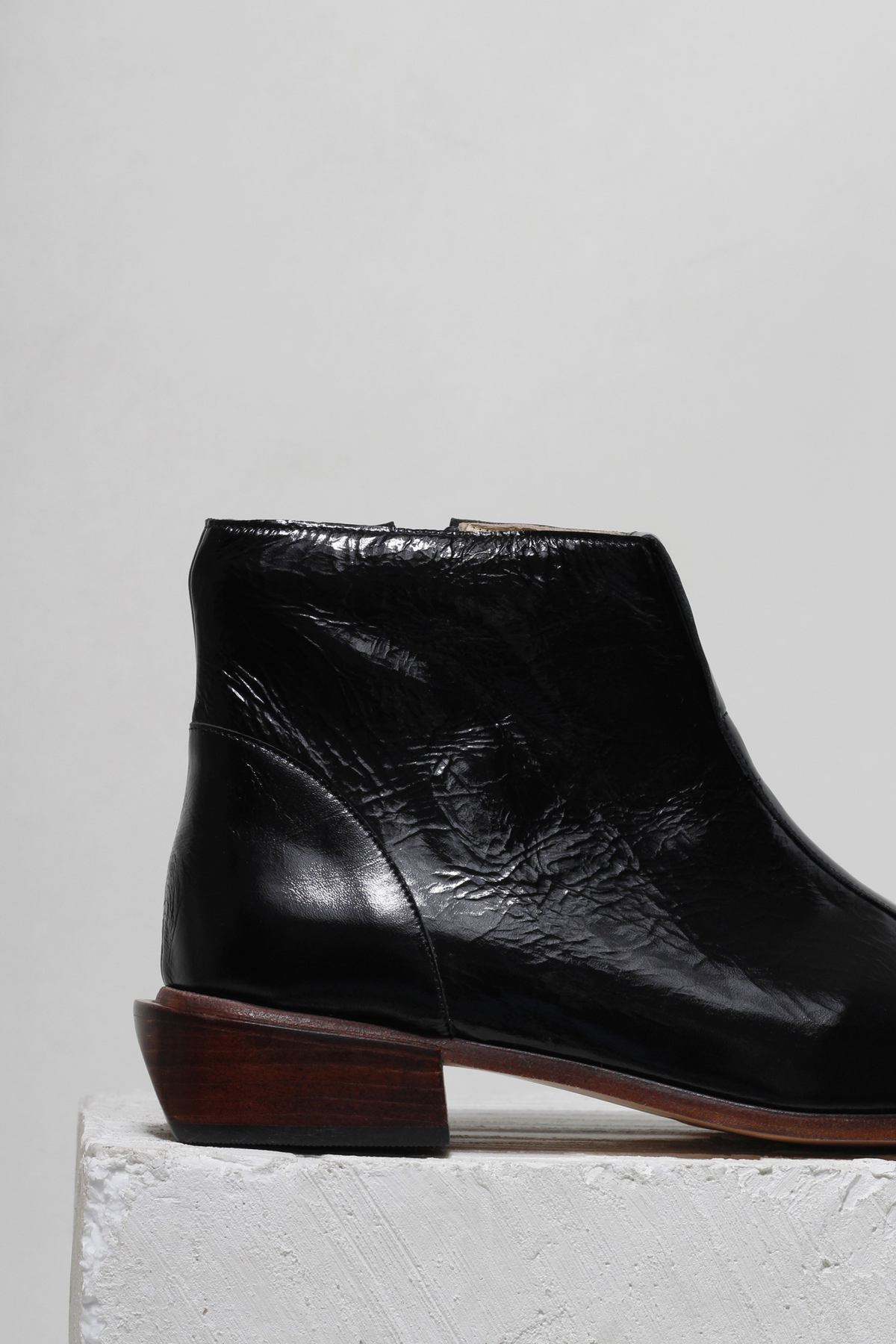 BOTA BIANCA VERNIZ PRETO