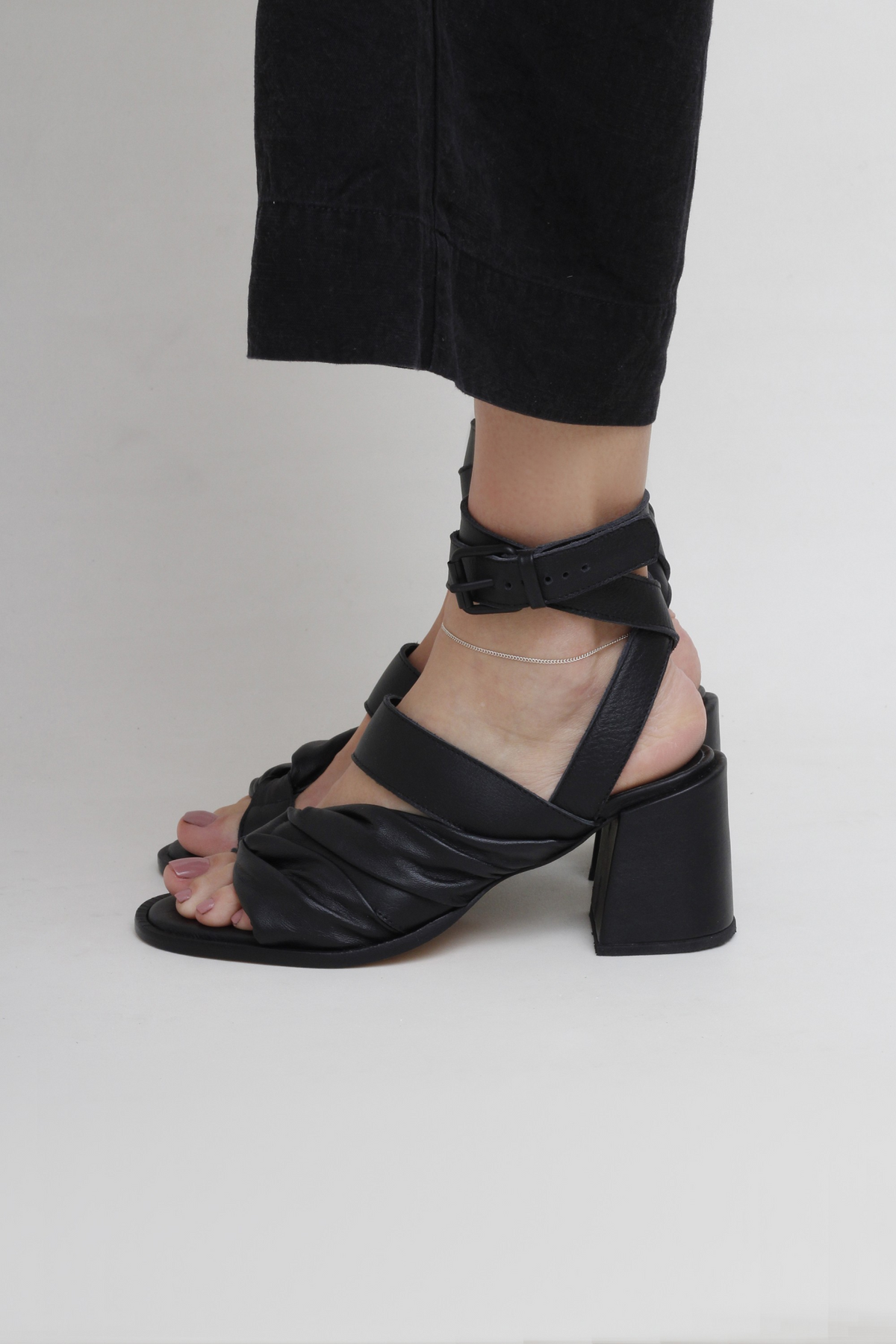 SANDÁLIA SALTO MALALA PRETO