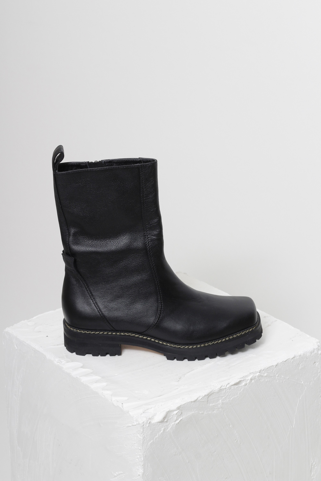 BOTA ÍSIS PRETO